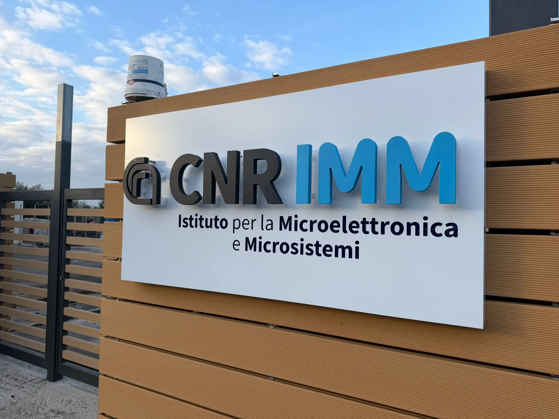 Insegna Istituzione realizzata da Publimedia One