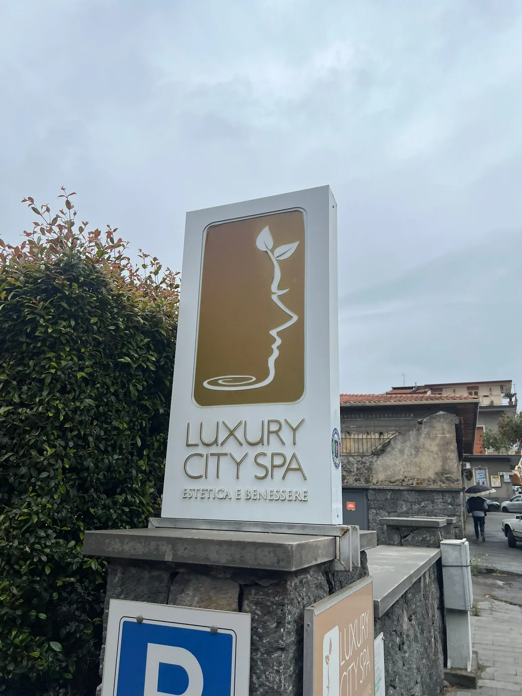 Insegna Salute & Benessere realizzata da Publimedia One